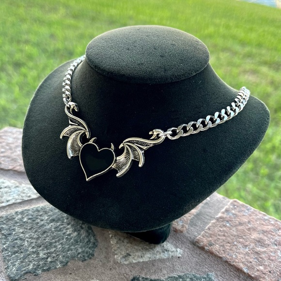 Black enamel heart with bat wings & devil horns valentine goth choker necklace - Picture 4 of 14